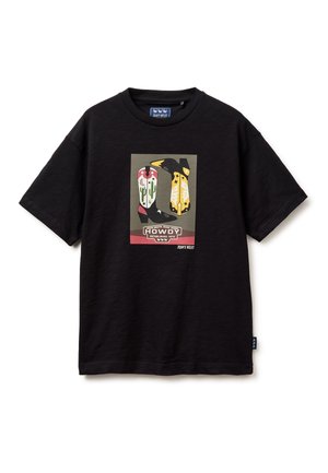 T-shirt nera a maniche corte con grafica di tre stivali da cowboy colorati e la parola "Howdy" al centro davanti.