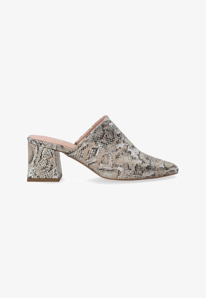 Sandały typu mule z pointed toe, wykonane z teksturowanego materiału w wężowy wzór w odcieniach beżu i szarości, z blokowym obcasem i otwartym tyłem.