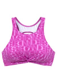 Rosa Sport-BH mit glänzender Oberfläche, der ein wiederholtes Alphabet-Muster zeigt. Entworfen mit einem Rundhalsausschnitt und einem mittigen Dreh-Detail an der Vorderseite.