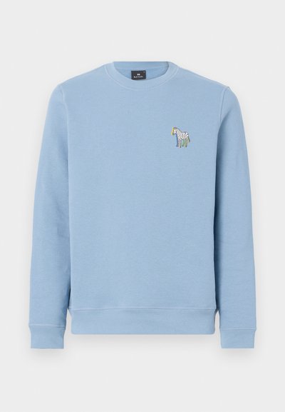 Világoskék pulóver, puha anyagból készült, kerek nyakkivágással és bordázott mandzsettákkal, amelyen egy kicsi, hímzett zebra grafika található a mellrészen.