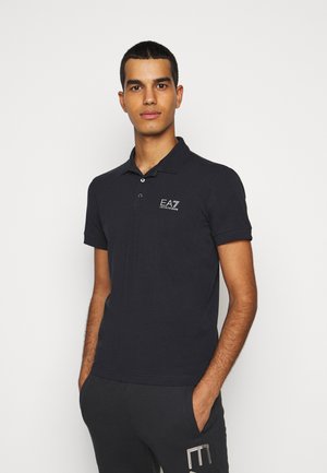 Polo shirt navy in cotone, con colletto classico, maniche corte e un piccolo logo EA7 sul lato sinistro del petto.