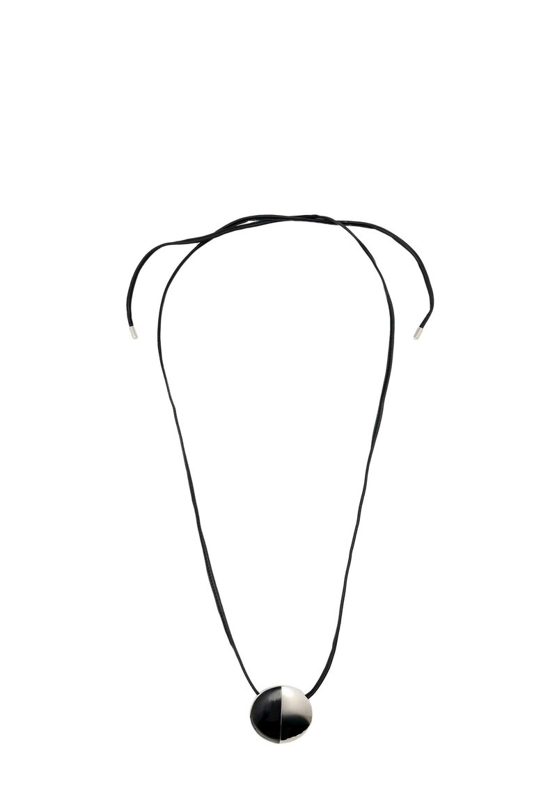 Collana con pendente circolare in bianco e nero su un cordino nero. Il pendente ha una finitura lucida, un design diviso e accenti argentati alle estremità.