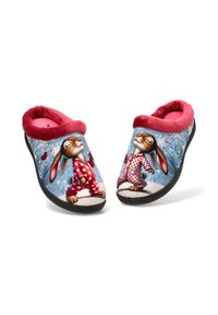 Zapatillas con un diseño de conejo de dibujos animados, con fondo azul, pijama rojo con lunares, forro interior suave rojo y suelas de goma negras.