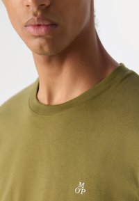 Marc O'Polo SHORT SLEEVE LOGO - Βασικό μπλουζάκι - hobbit's quest