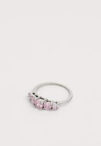 I ring argint conține cinci pietre prețioase roz, montate în prindere cu colți, cu dimensiuni în scădere pentru un efect graduat. Design cu bandă netedă.