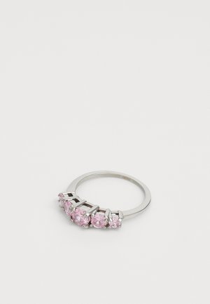 I ring argint conține cinci pietre prețioase roz, montate în prindere cu colți, cu dimensiuni în scădere pentru un efect graduat. Design cu bandă netedă.