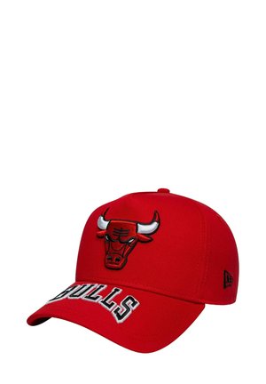 Rote Kappe mit einem schwarz-weißen gestickten Chicago Bulls-Logo auf der Vorderseite, mit dem Wort "BULLS" in Weiß auf dem Schirm gestickt.
