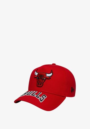 Cappello rosso con un logo ricamato in bianco e nero dei Chicago Bulls sul davanti, con la parola "BULLS" cucita in bianco sulla visiera.