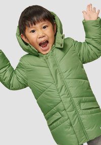 Groene pufferjas met capuchon, voorzien van horizontale en verticale quiltpatronen, drukknoopsluiting en twee voorzakken.