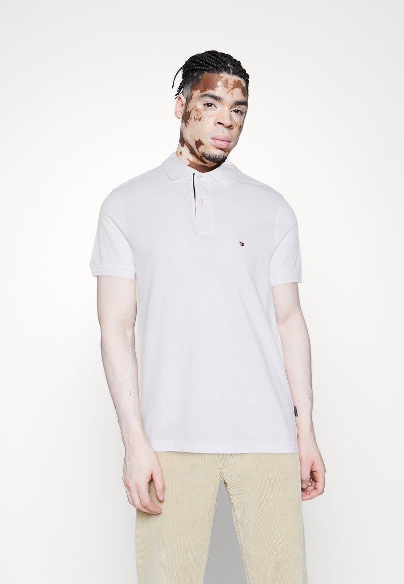 Tommy Hilfiger FLAG UNDER PLACKET REG - Pikeepaita - white/valkoinen ...