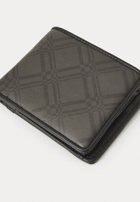 Cartera de cuero negro con un patrón a cuadros, que presenta una textura suave y bordes cosidos. Diseño compacto, de dos pliegues, con esquinas redondeadas.
