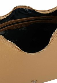 Borsa sintetica color cuoio con superficie testurizzata, caratterizzata da una cerniera dorata e una fodera interna scura che mostra un motivo di logo sottile.