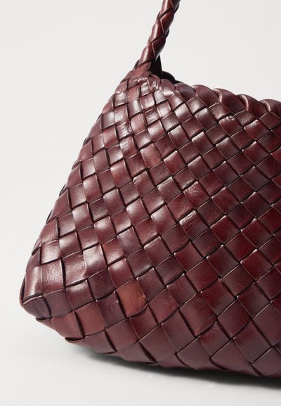 Sac en cuir tissé de couleur bordeaux foncé, présentant une forme triangulaire et une surface texturée. La bandoulière est tressée pour un détail supplémentaire.