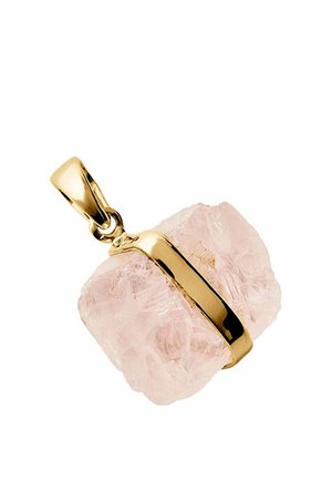 Colgante de cristal de cuarzo rosa áspero sostenido por una banda metálica dorada pulida y una anilla para sujetarlo al collar.
