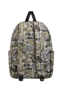 Zaino camouflage con tessuto a motivo che presenta sfumature di verde, marrone e grigio. Include spallacci imbottiti e tasche laterali per la conservazione.