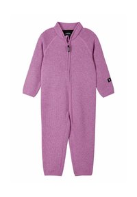 Dziecięcy fioletowy jednoczęściowy kombinezon, wykonany z miękkiego dzianiny. Posiada długie rękawy, wysoki kołnierz i zamek błyskawiczny z przodu ułatwiający zakładanie.