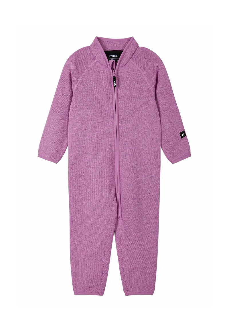 Dziecięcy fioletowy jednoczęściowy kombinezon, wykonany z miękkiego dzianiny. Posiada długie rękawy, wysoki kołnierz i zamek błyskawiczny z przodu ułatwiający zakładanie.