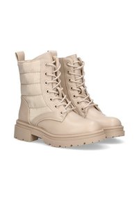Botas de combate beige que presentan una combinación de texturas suaves y acolchadas, punta redonda, diseño con cordones y suela gruesa para mayor estabilidad.