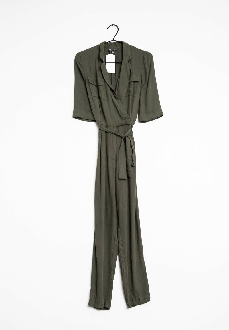 Olivenfarbener Jumpsuit, leichtes Material, Wickeldesign mit gebundenem Taillenband, kurze Ärmel, zwei vordere Taschen und ein Aufhänger am Kragen.