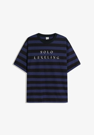 Granatowo-czarny t-shirt w poziome paski z krótkim rękawem, z białym nadrukiem tekstu „SOLO LEVELING” na przodzie.