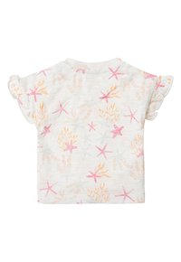 Korte mouwen witte top met koraalroze en perzikkleurige sterfissen en zeewierpatronen, met ruches op de mouwen en een ronde halslijn.