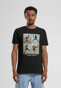 Mister Tee BALL LIFESYTLE TEE - Triko s potiskem - black