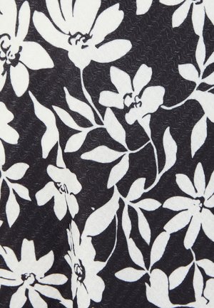 Zwarte stof met wit bloemmotief met grote bloemen en bladeren met gedetailleerde bloemblaadjes en stelen.