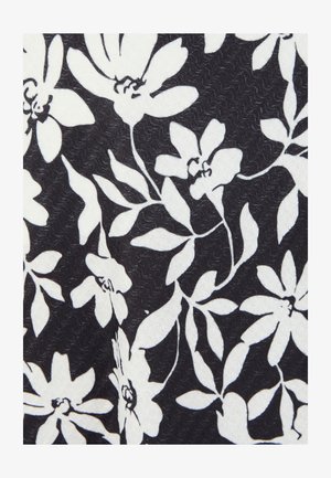 Zwarte stof met wit bloemmotief met grote bloemen en bladeren met gedetailleerde bloemblaadjes en stelen.