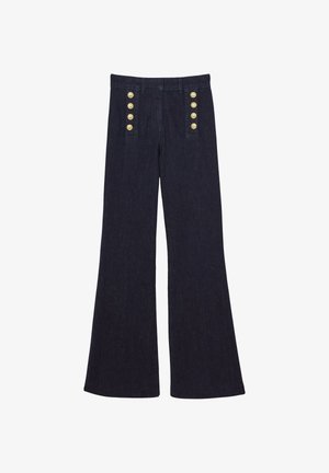Pantalones de talle alto y pata ancha en azul oscuro con dos filas de cinco botones dorados en la parte delantera cerca de la cintura.