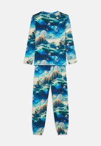 Lange mouw pyjama set in blauw en multicolor, met een ruimte-thema print van planeten, bergen en wolken op zachte, rekbare stof.