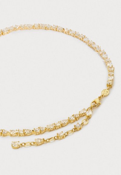 Collier en ton or featuring deux brins entrelacés, ornés de cristaux clairs en forme de poire et ronds, fermé par un fermoir en forme de homard.