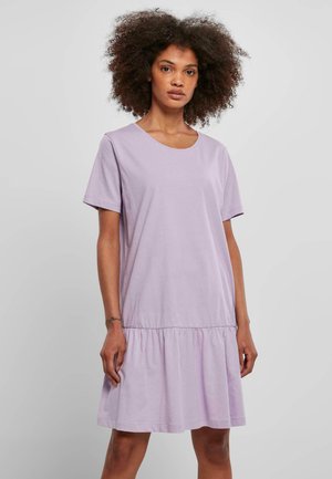 Robe en coton lavande avec un décolleté arrondi, des manches courtes et un volant à l'ourlet, présentant une coupe décontractée et une texture lisse.