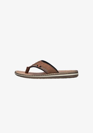 Bruine herenslipper met geperforeerde band, zwarte randen en gestreepte zool op witte achtergrond.