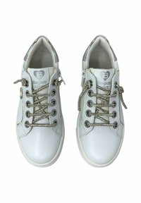 Sneaker bianchi in pelle con una finitura liscia, lacci decorativi argentati e dettagli riflettenti. Presentano il marchio sulla linguetta e sul lato.