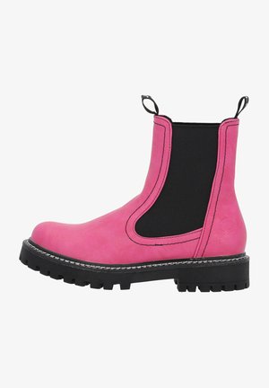 Bottines Chelsea roses avec panneaux élastiques latéraux noirs, cuir texturé, et une semelle en caoutchouc noir épaisse avec un motif de crampon, mettant en avant des coutures blanches contrastantes.
