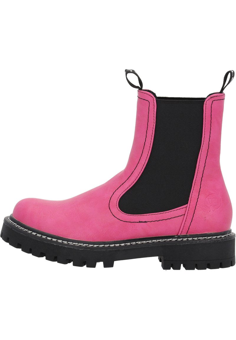 Bota Chelsea rosa con paneles laterales elásticos negros, cuero texturizado y una suela de goma negra gruesa con dibujos de tacos, con costuras blancas contrastantes.