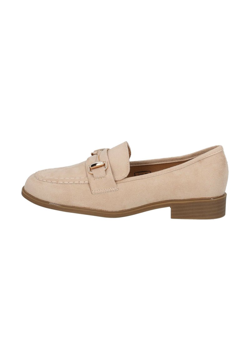 Mocassini in suede beige con punta arrotondata, cinturino decorativo e fibbia, tacco basso a blocco e dettagli di cucitura sottili sulla parte superiore.