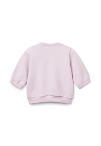 Sudadera de manga larga rosa claro con cuello acanalado, puños elásticos y cinturilla, mostrada desde la parte de atrás sobre un fondo blanco.