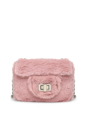 Borsa morbida rosa pelosa con tracolla a catena d'argento e chiusura rettangolare in metallo sulla patta frontale.