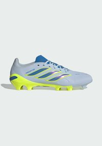 Chaussure de football Adidas Predator gris clair avec des accents bleus et jaunes et des crampons jaunes, présentée de profil sur un fond clair.