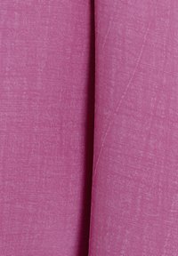 Tessuto intrecciato in una tonalità rosa medio con una texture liscia e linee diagonali sottili, creando un aspetto raffinato e strutturato.