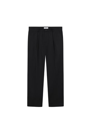 Czarne, dopasowane spodnie z przodu z zakładkami, prostą nogawką i zapięciem na guzik. Materiał wygląda gładko z delikatnym połyskiem.