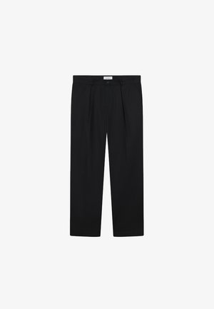 Pantaloni neri su misura con pieghe frontali, design a gamba dritta e chiusura con bottone. Il tessuto sembra liscio con una leggera lucentezza.