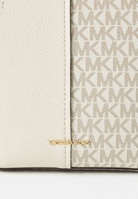 MICHAEL Michael Kors FLORA SM XBODY - Sac à main - vanila/cream