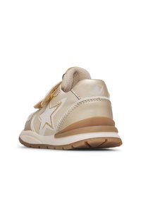 Zapatilla deportiva beige con lengua de malla texturizada, patrón de estrellas en el lateral y una suela acolchada prominente con una ligera elevación en el talón.