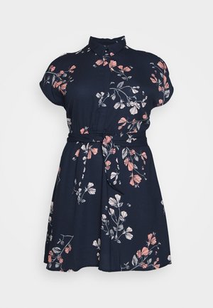 Robe bleu marine manches courtes avec imprimé floral rose et blanc, col à revers, ouverture boutonnée devant et ceinture nouée assortie à la taille.