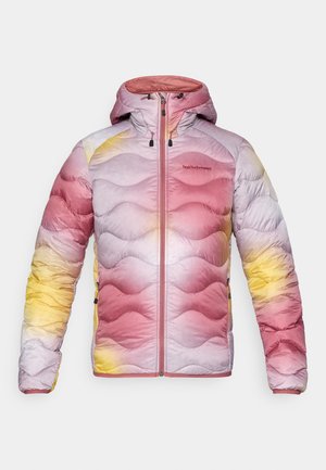 Vadderad jacka med huva, med ett gradientmönster i rosa, lila och gult. Texturerat yttre med vågliknande söm.