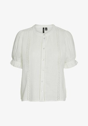 Blouse blanche à manches courtes avec un col rond, tissu texturé, fermeture à boutons sur le devant et détails en dentelle sur les côtés.