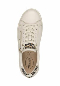 Sneaker di pelle crema con design allacciato, caratterizzato da un accento in stampa leopardata sulla linguetta e una cerniera laterale per una facile vestibilità.