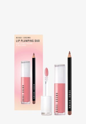 Le duo repulpant pour les lèvres comprend un gloss transparent légèrement teinté de rose et un crayon à lèvres marron, avec un emballage élégant en noir et blanc.